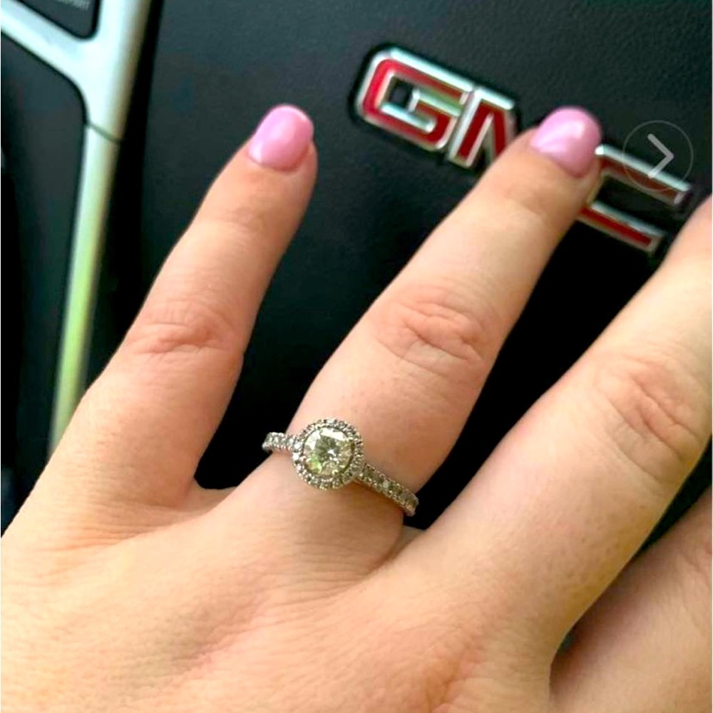 1 carat modern bride ring. Barely used. Bought from JC Penny for 2800